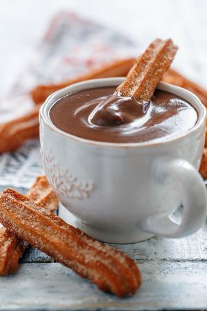 93378396-churros-de-dessert-traditionnel-espagnol-avec-une-tasse-de-chocolat-chaud-mise-au-point-sélective (1).jpg