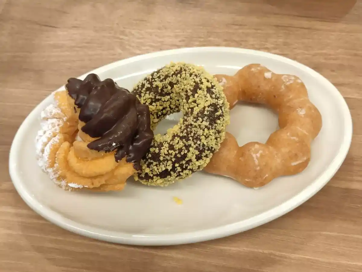Mister Donut: Angel French, Golden Chocolate, Pan De Ring