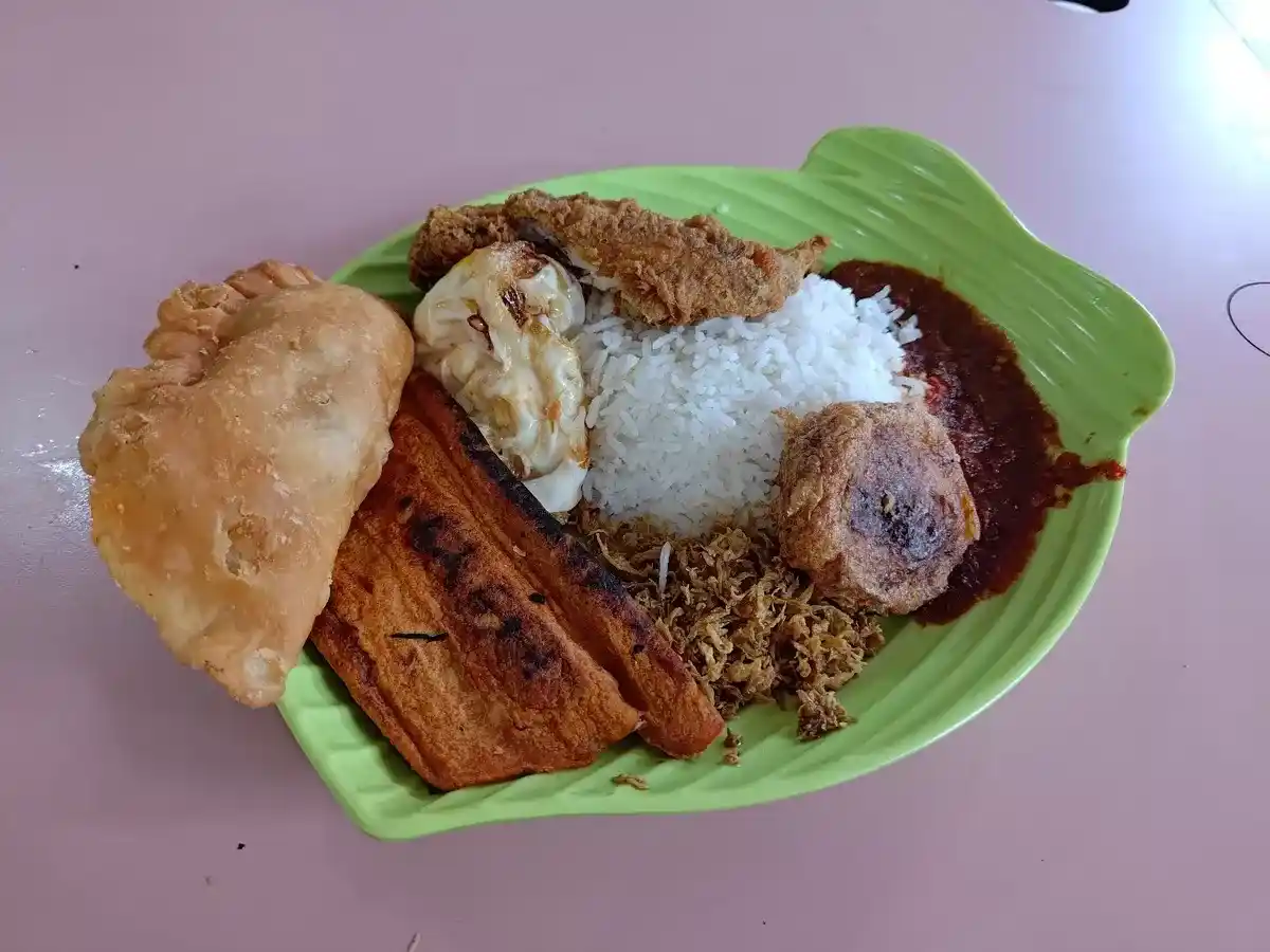 Changi Famous Nasi Lemak: Nasi Lemak & Curry Puff