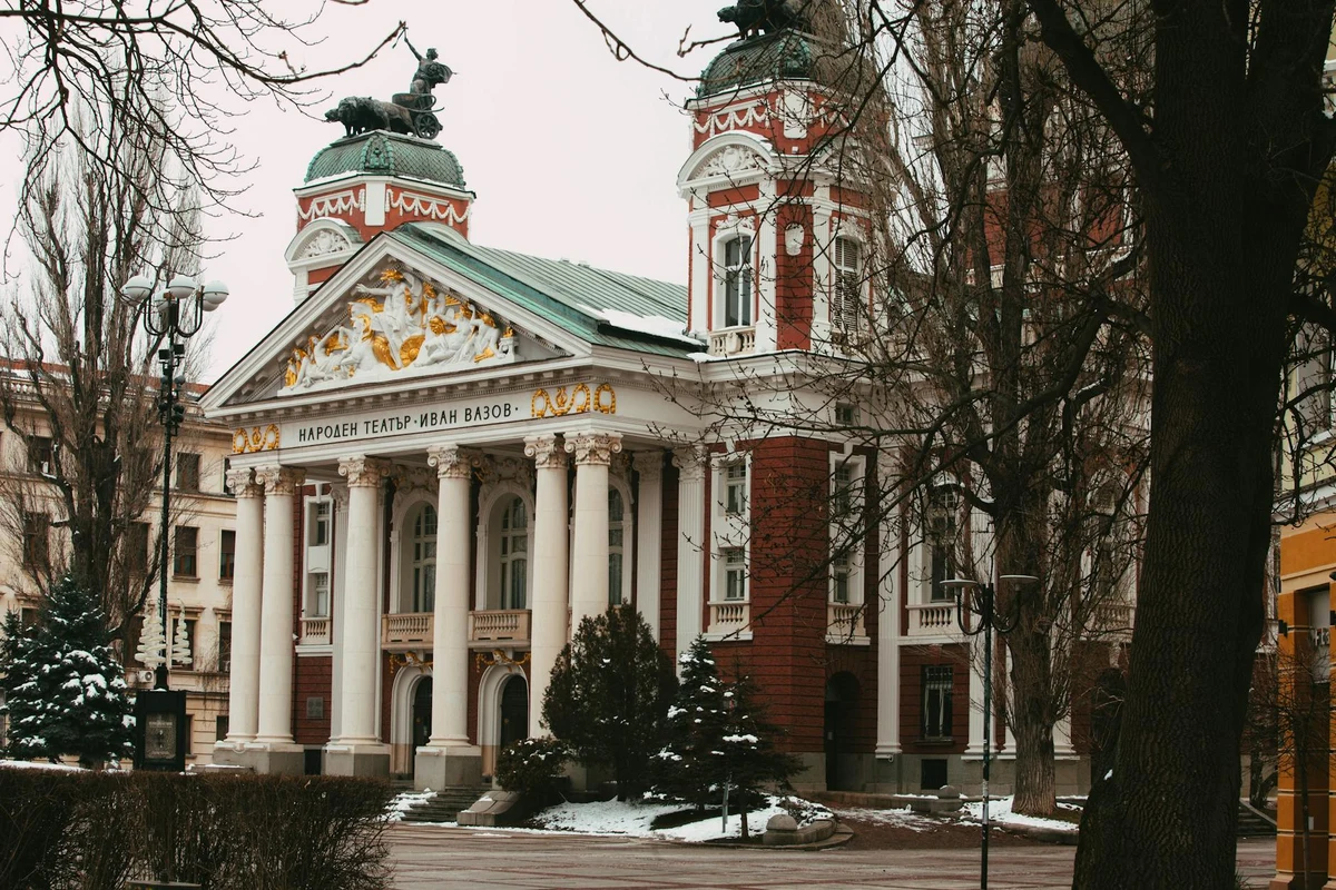 Народният театър „Иван Вазов“ представя три спектакъла едновременно на 10 февруари