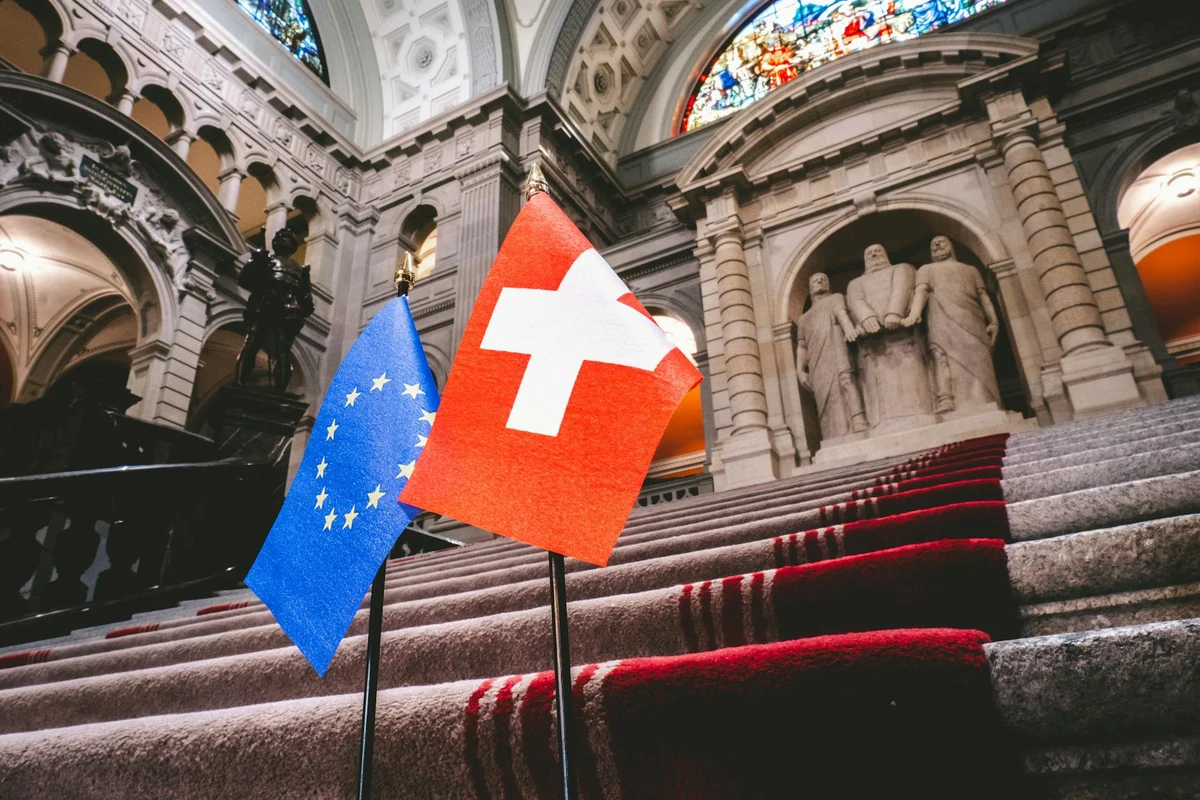 Знамето на Европейския съюз пред сградата на Съвета в Брюксел по време на среща на министрите на отбраната