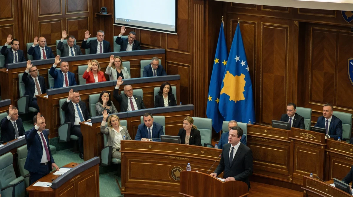 Зала на парламента на Косово с депутати по време на заседание и знамето на страната на заден план.