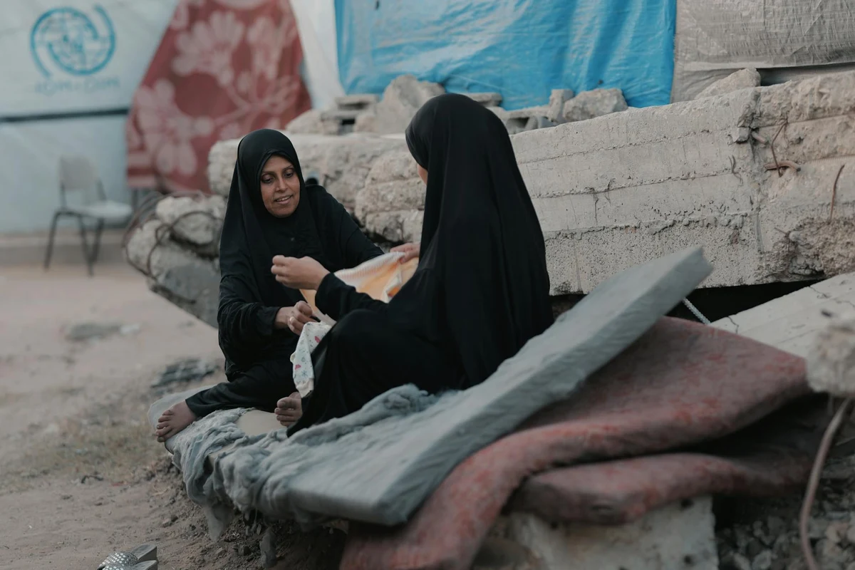 Тайна среща на членове на Хамас в слабо осветено помещение в Газа по време на вътрешни избори.