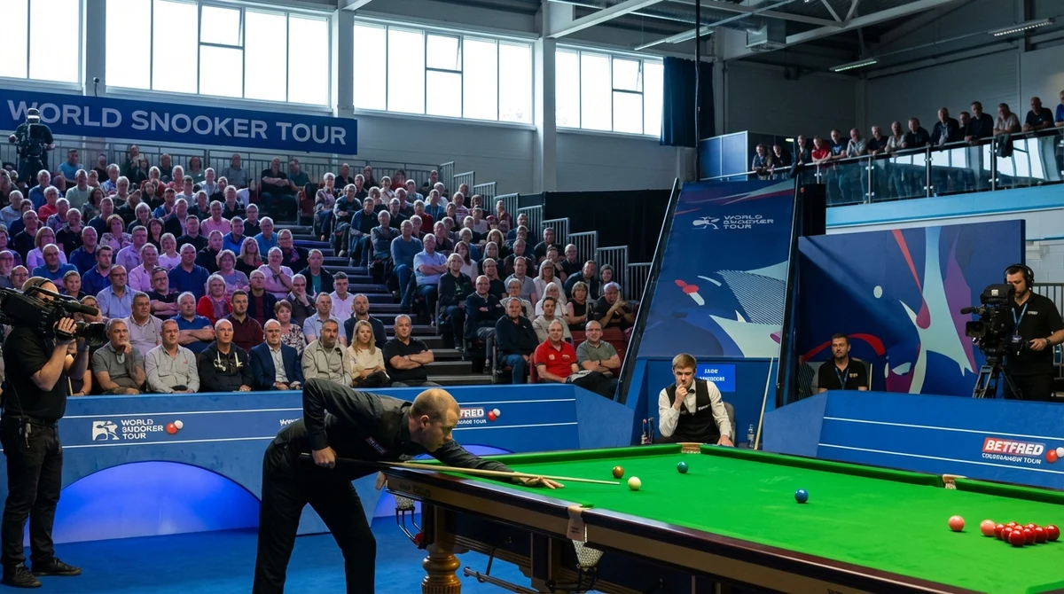 Бари Хокинс и Джак Лисовски играят финал на турнир по снукър на осветена арена с публика на заден план.