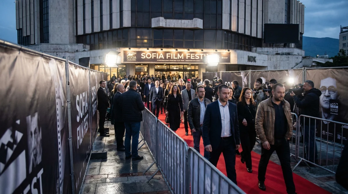 Посетители пристигат пред НДК в София за откриването на София Филм Фест с премиерна прожекция.