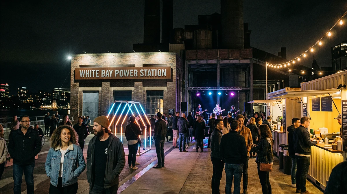 Посетители на вечерна програма на Биеналето на Сидни в индустриалното пространство White Bay Power Station