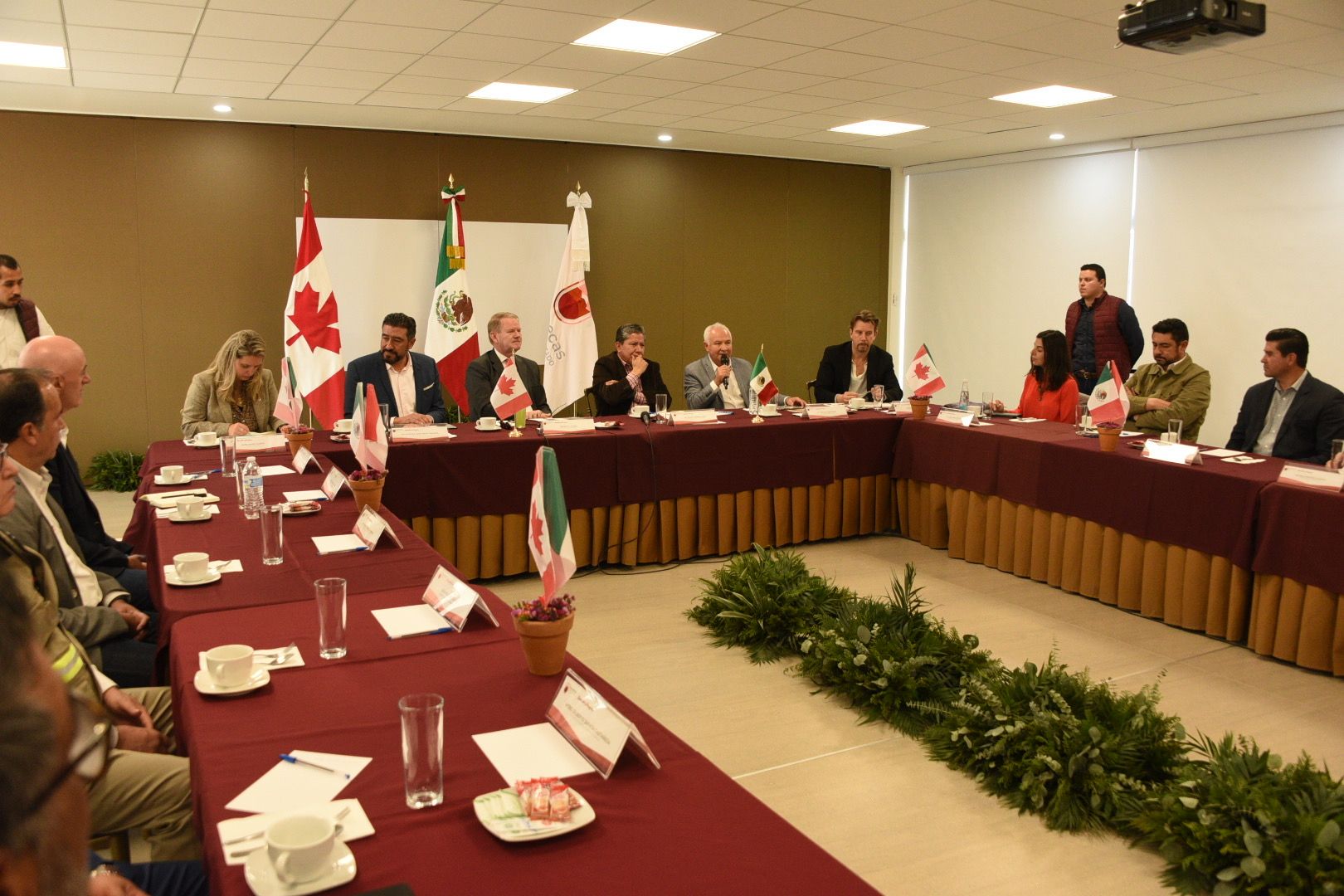 Embajador de Canadá y gobernador se reúnen con empresarios mineros en el Clusmin