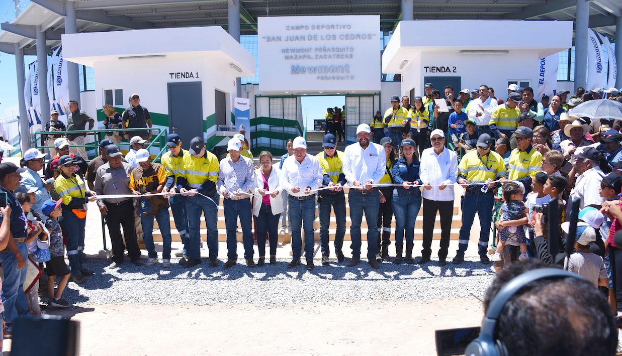 Invierte Newmont 25 millones en campo de beisbol para la comunidad de Cedros, Mazapil