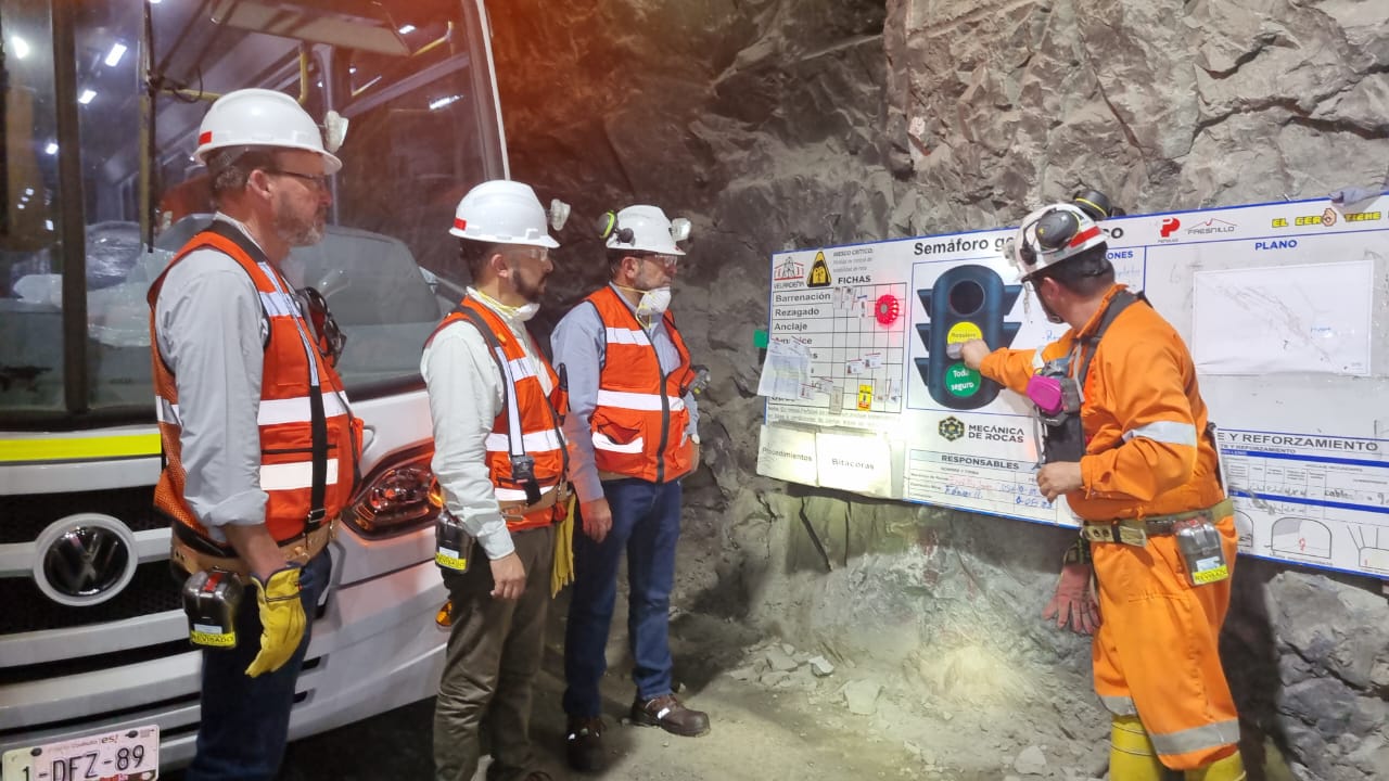 Visitan funcionarios duranguenses mina de Industrias Peñoles