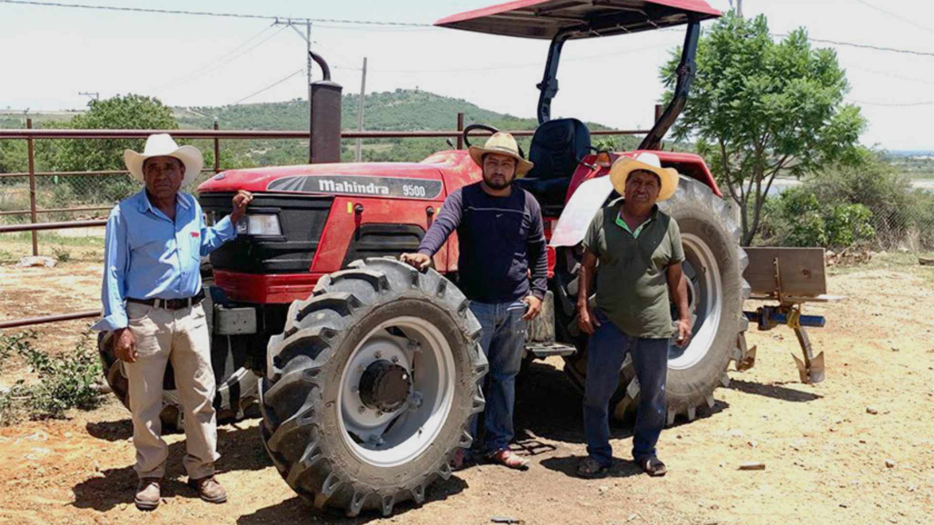 Compañía Minera Cuzcatlán entrega tractor a organización de productores agrícolas en San José del Progreso
