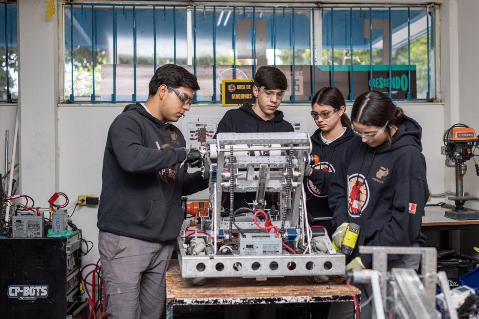 Peñoles apoya a los jóvenes en competencia de robótica