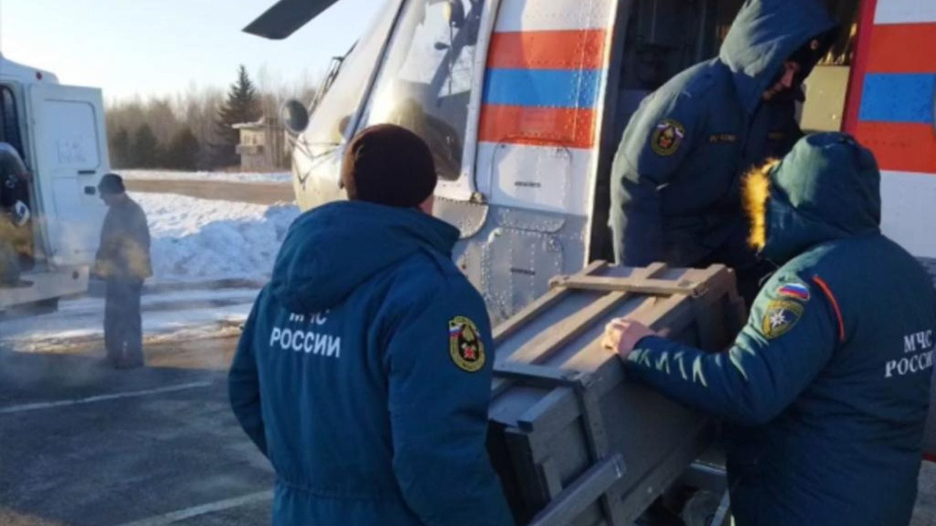 Rescatistas luchan contra los escombros y el agua para salvar a 13 mineros rusos atrapados