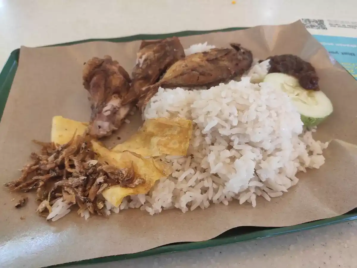 132 Tiong Bahru Nasi Lemak: Nasi Lemak with Fried Chicken Wing, Fried Fish, Egg Omelette, Ikan Bilis