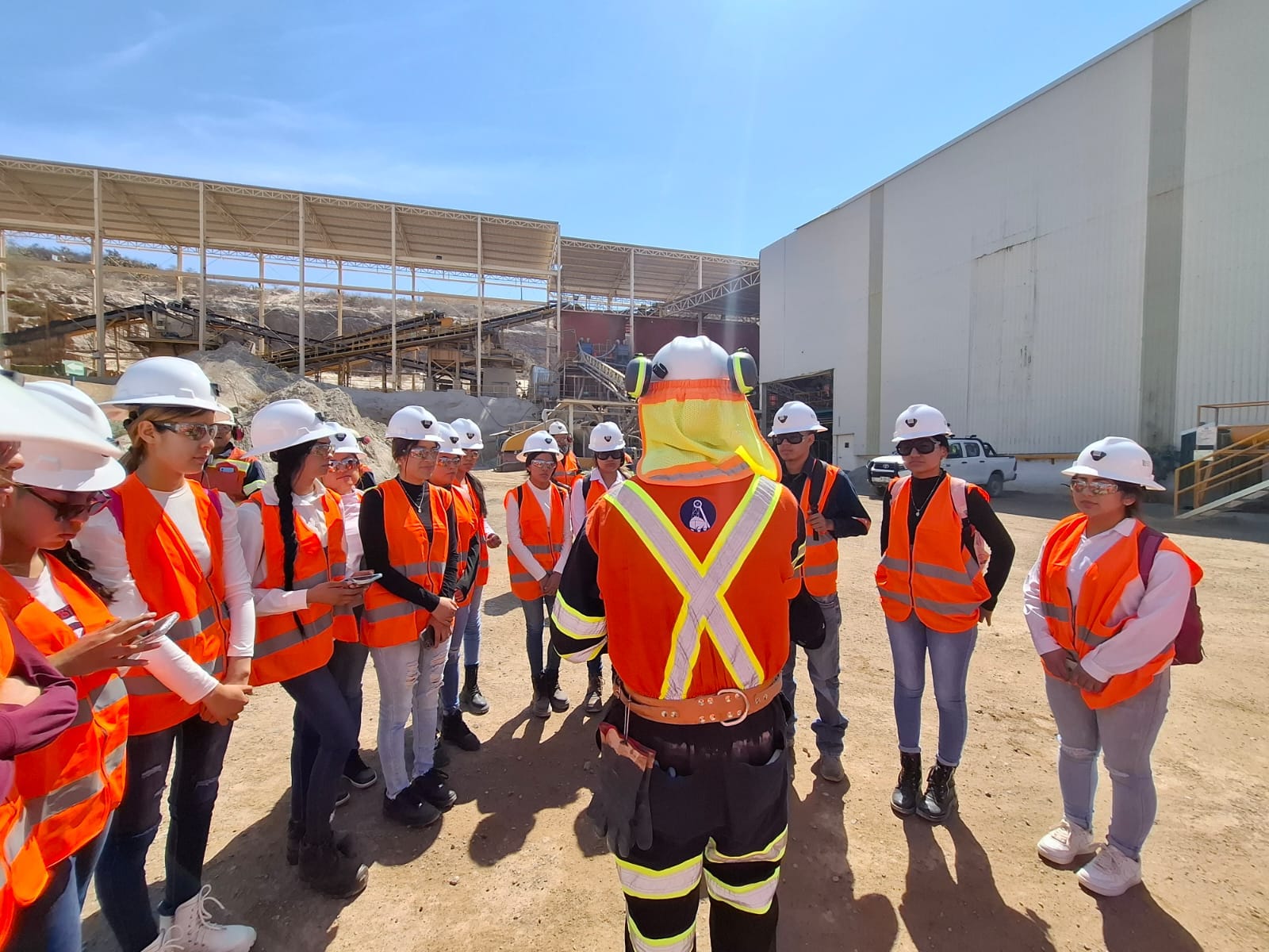 Invita Arian Silver a jóvenes del Cecyte Saucito a la Semana de la Minería