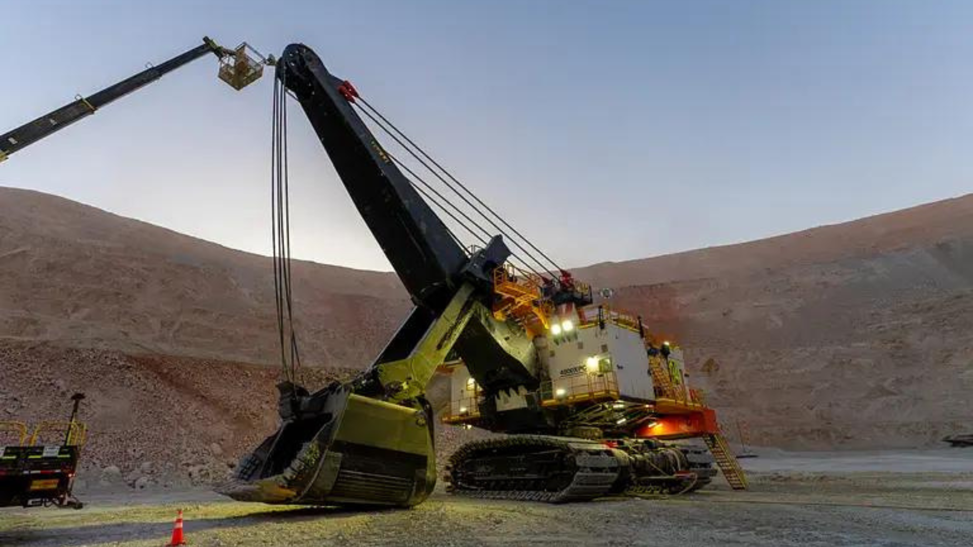 BHP Escondida recibe la primera pala eléctrica de cable 4800XPC de Komatsu en Latinoamérica