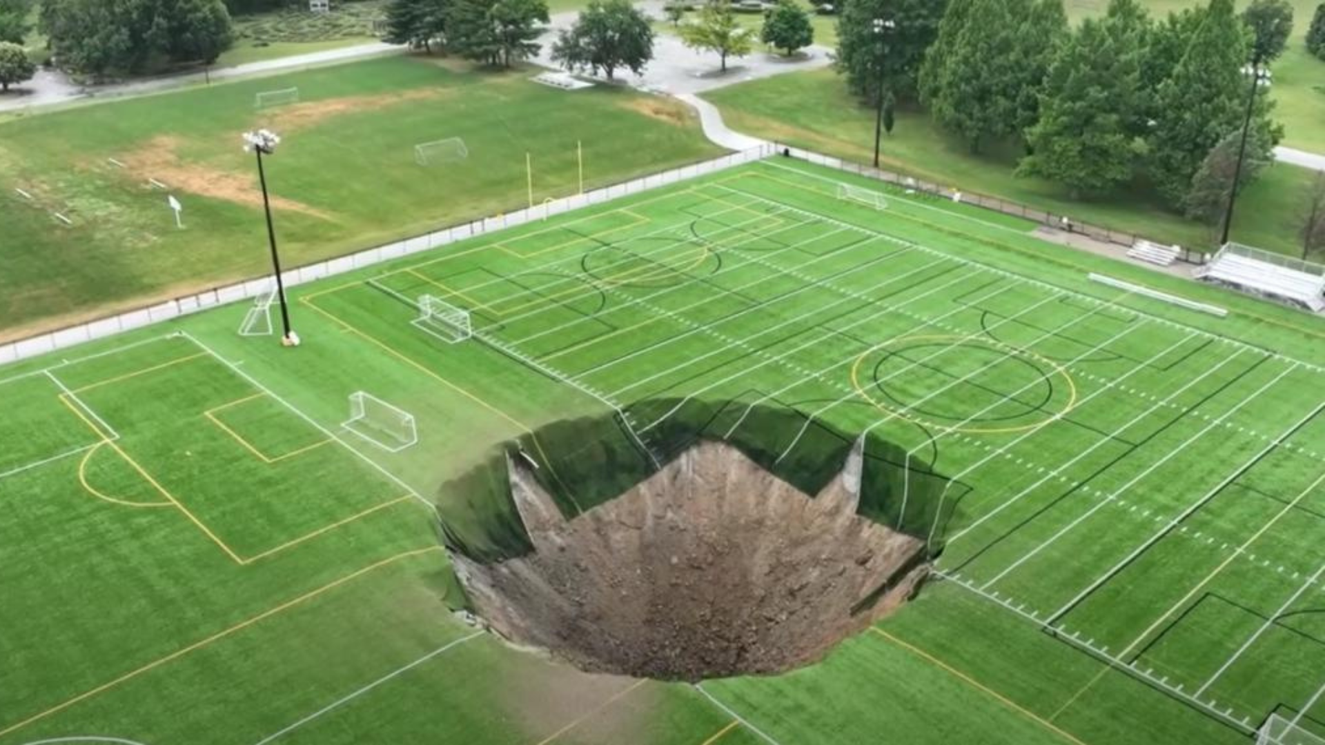 Socavón Gigante Surge en Campo de Fútbol en Illinois