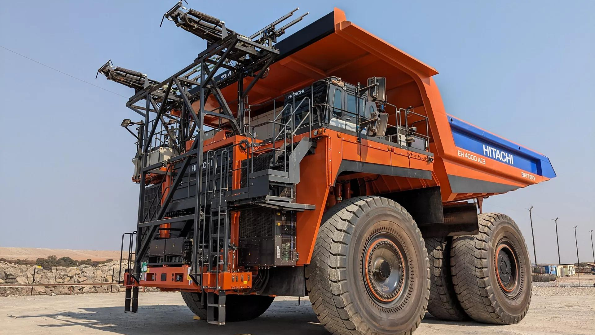 Hitachi comienza la prueba del primer camión volquete ultragrande con batería completa del mundo en una mina