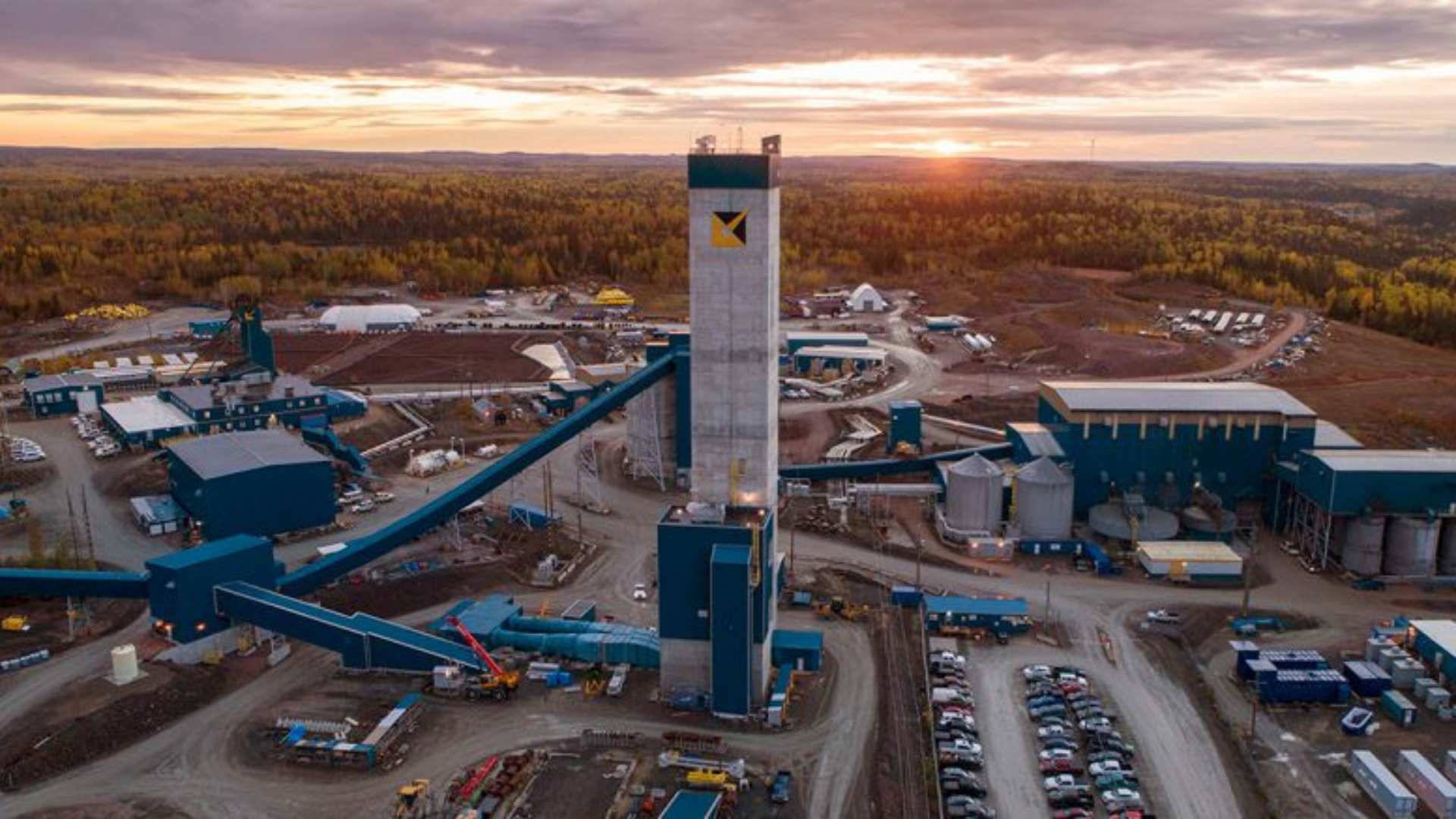 Alamos Gold reestructura su cobertura para beneficiarse de precios más altos del oro, tras adquisición de Argonaut Gold.