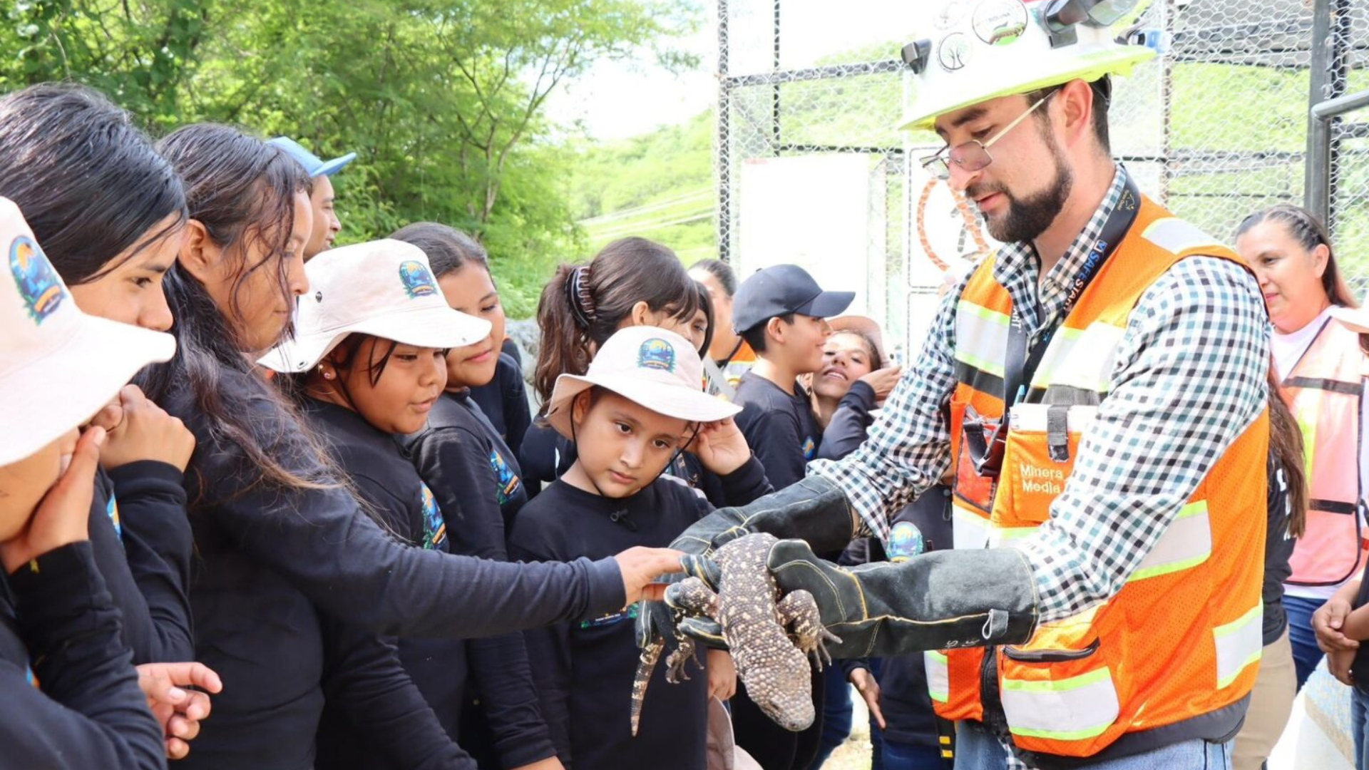 Campamento infantil de Minera Media Luna para jóvenes de Guerrero.