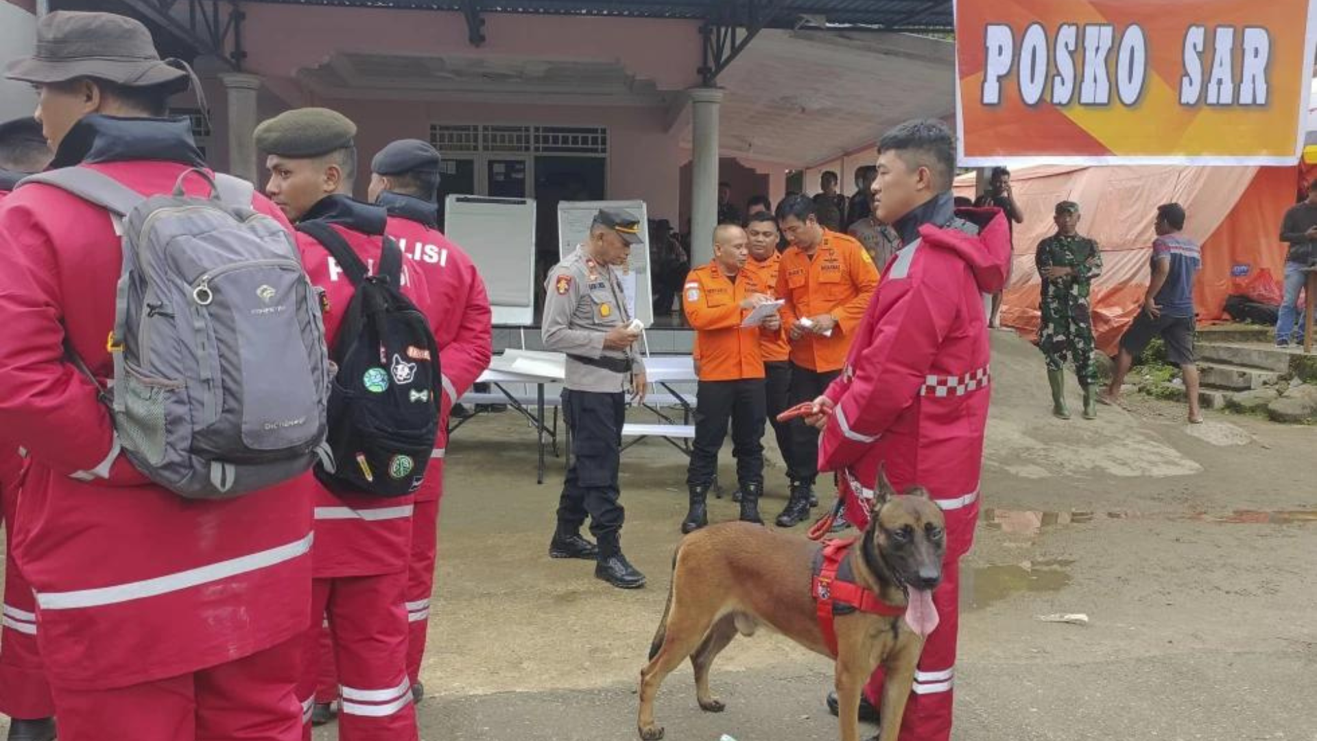 Mueren al menos 12 mineros en indonesia, tras deslizamiento.