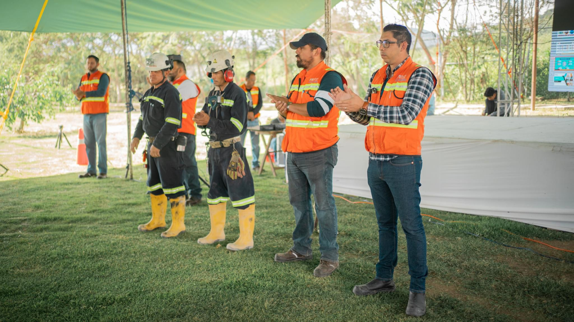 Minera Cuzcatlán reinforces its commitment to the well-being of its employees in a safety meeting