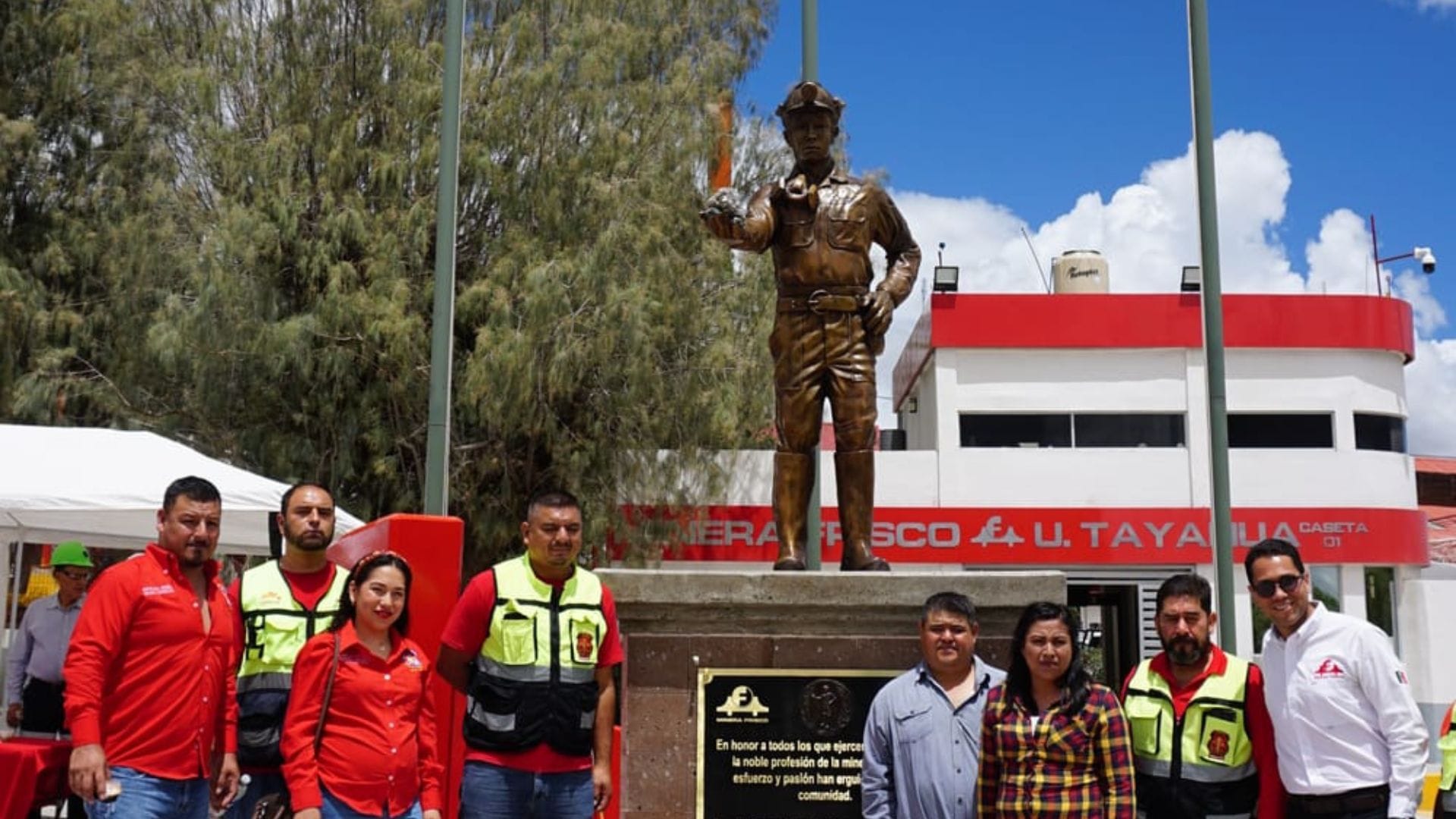 Minera Frisco brinda homenaje al minero de Mazapil