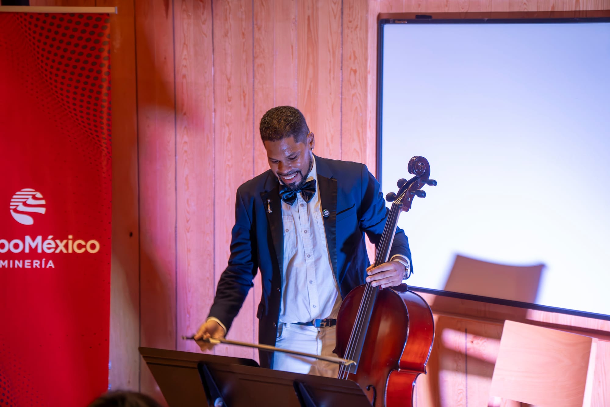 Innovador concierto de violoncello en los jueves culturales de Grupo México en Nacozari