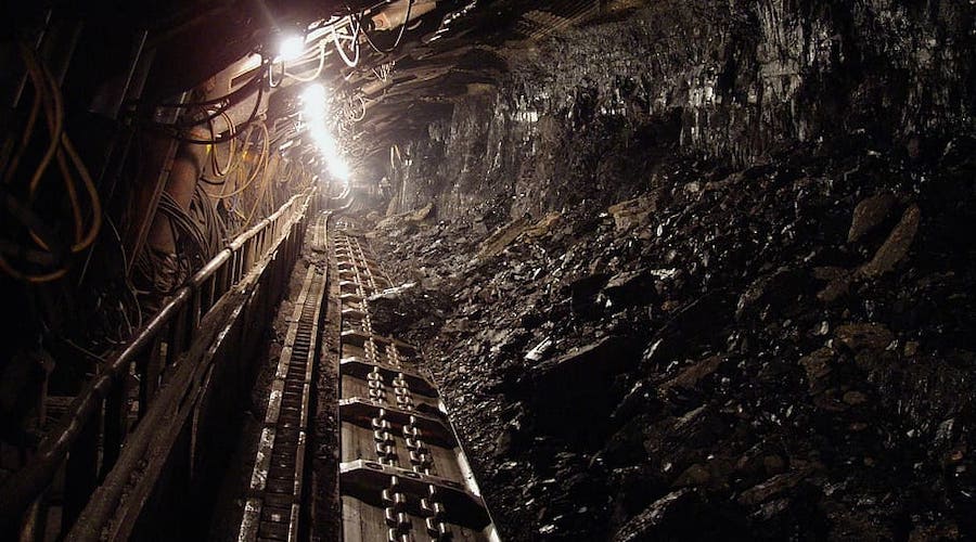 Explosión en mina de carbón de Irán deja al menos 38 mineros fallecidos.
