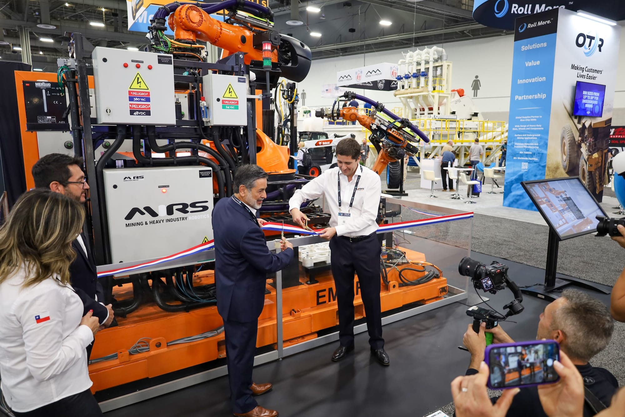 Presenta MIRS robot que realiza revestimiento de molinos en MINE Expo Las Vegas