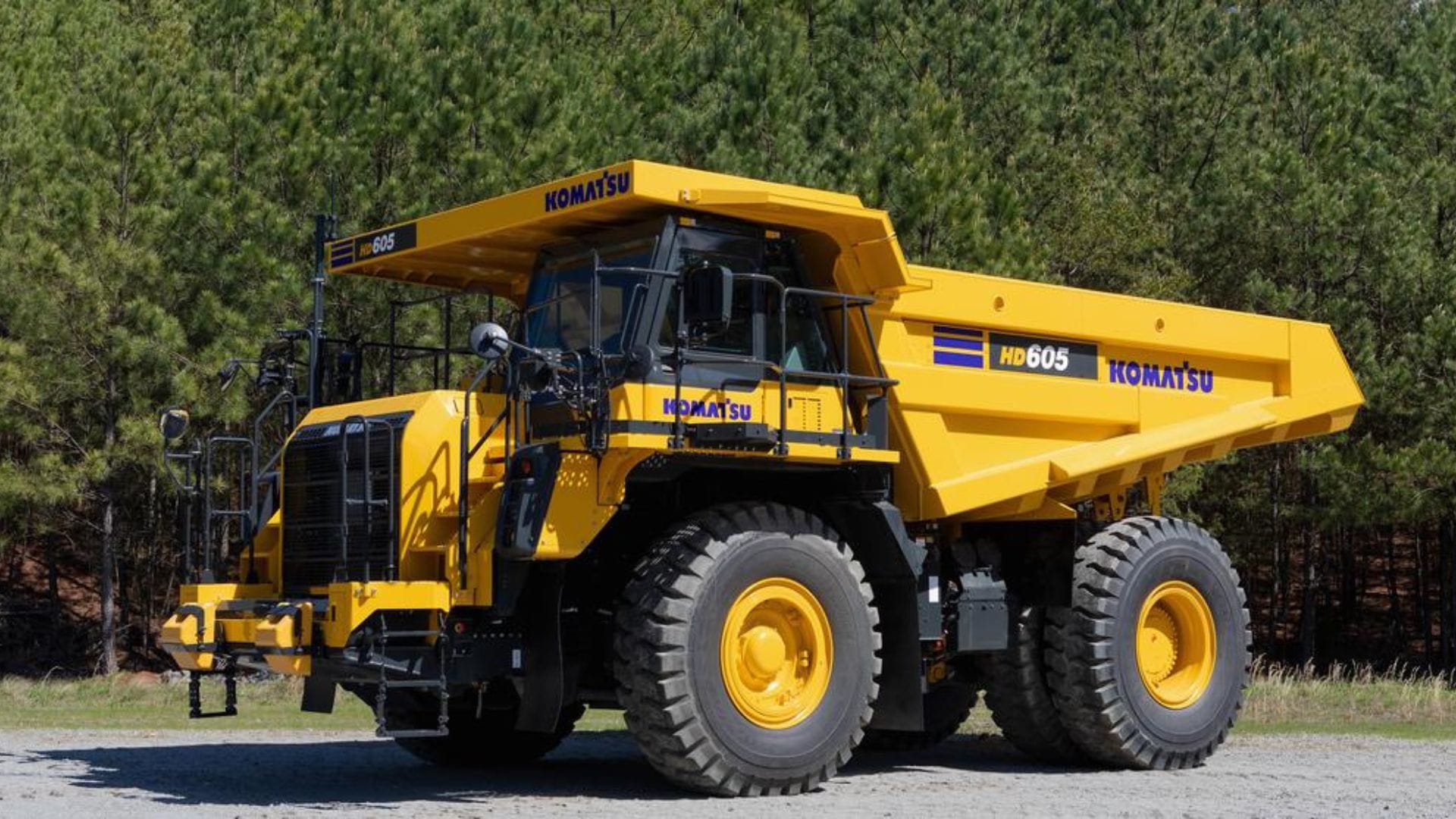 Komatsu presenta los nuevos camiones de transporte HD465-10 y HD605-10