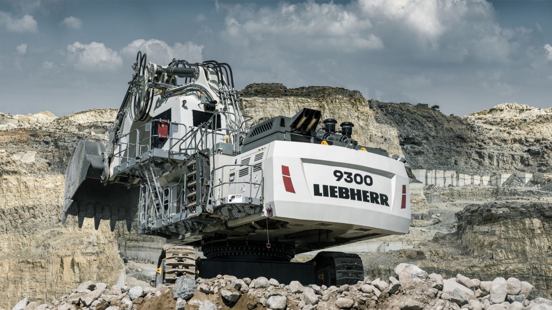 SQM expande su flota con la innovadora excavadora Liebherr R 9300 G8