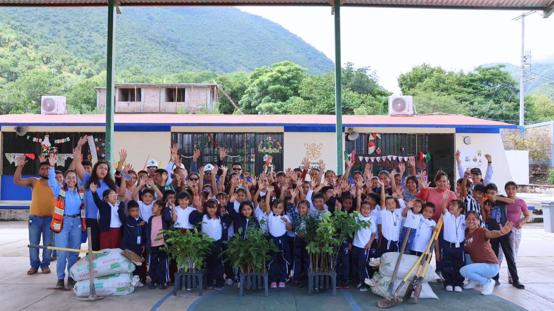 Minera Media Luna Realiza Jornada de Reforestación en Mazapa