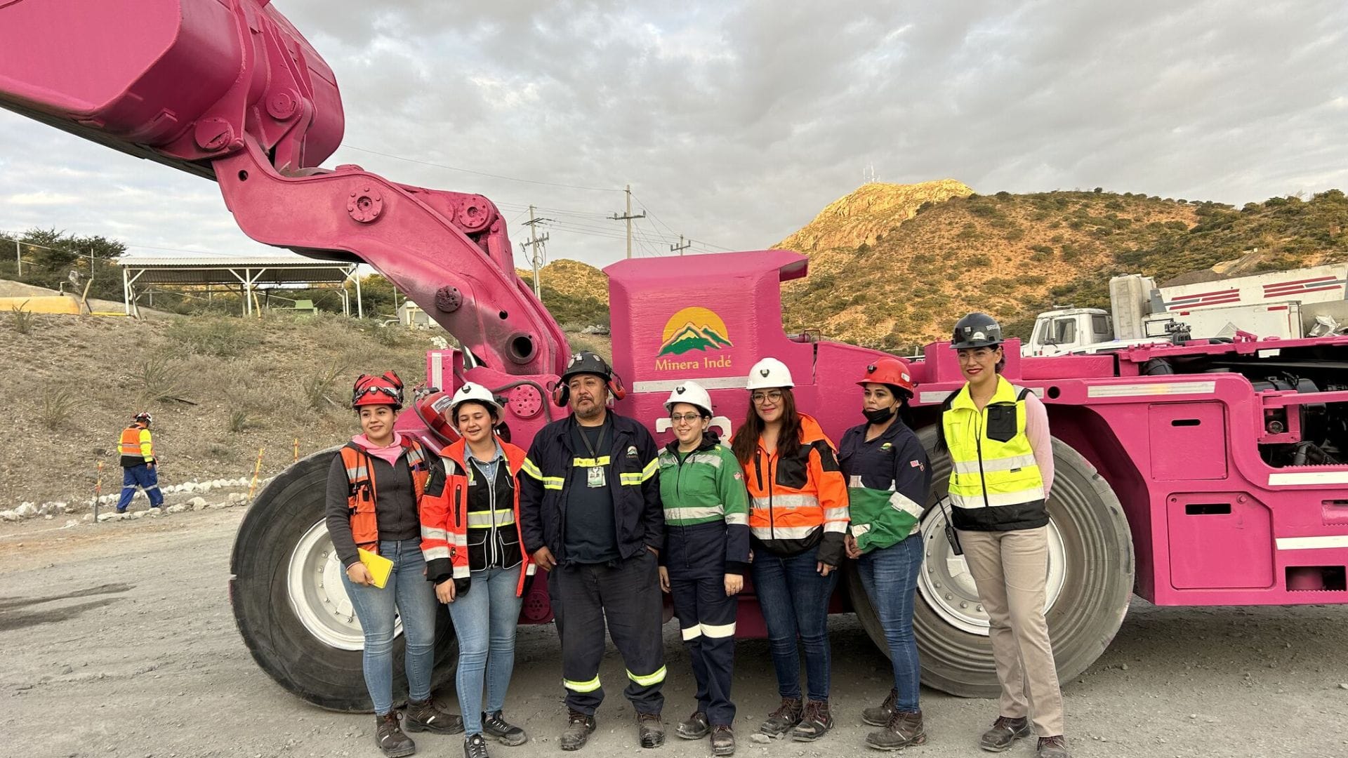 Minera Inde, reitera la lucha contra el cáncer de mamá