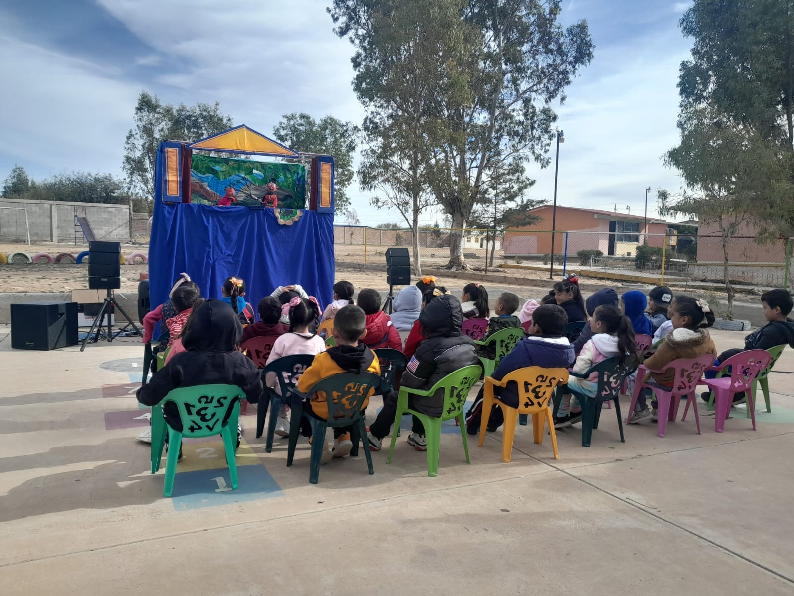 Lleva Arian Silver obra de teatro con títeres a niños de comunidades