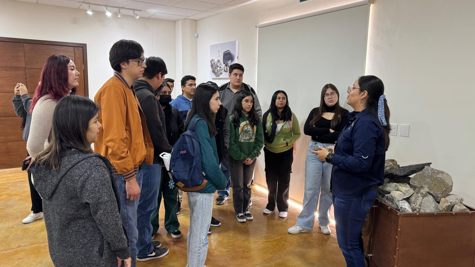 Visitan estudiantes de la Unison Museo de Minerales