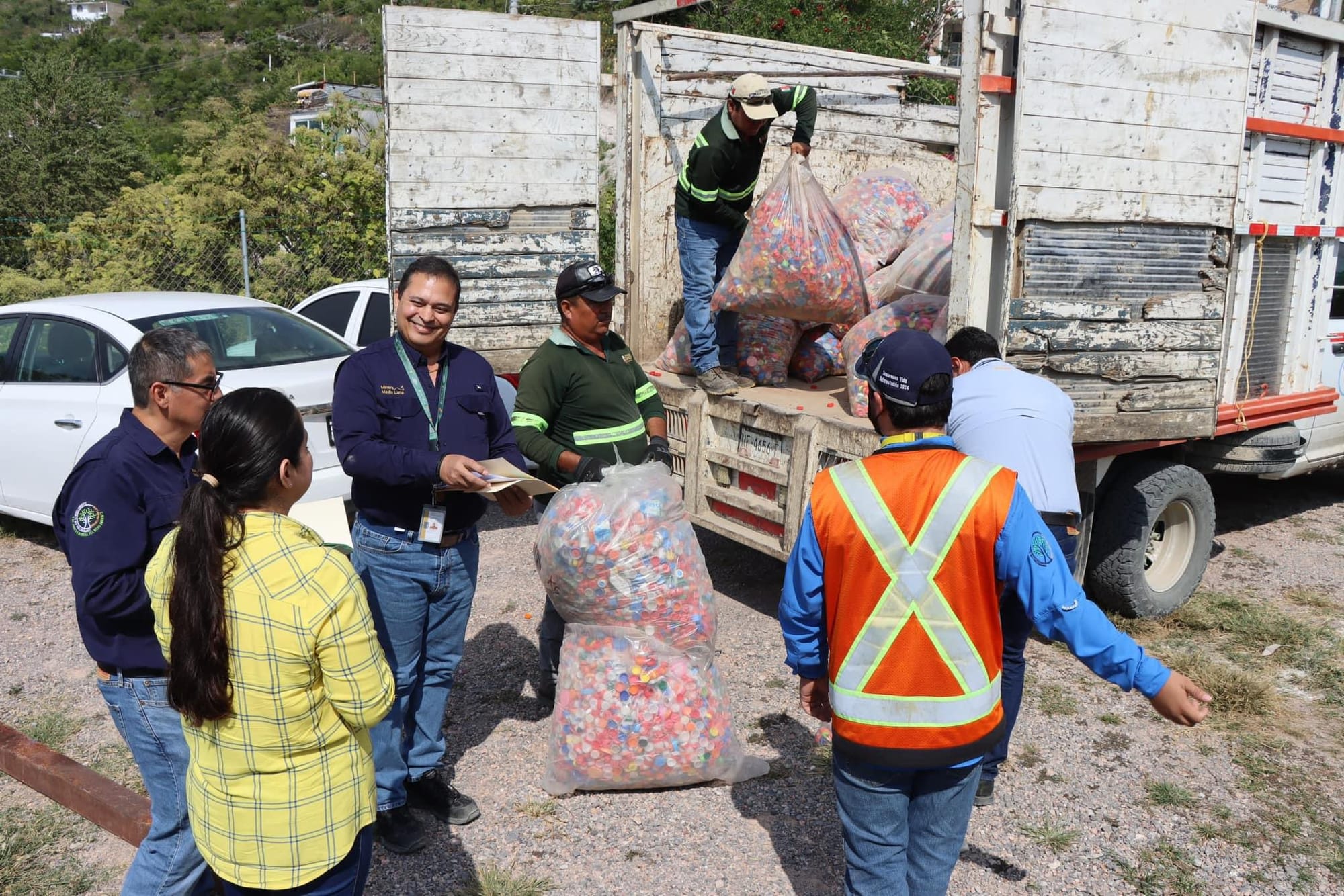 Dona Minera Media Luna 841 kilos de tapitas en apoyo a niños y adolescentes con cáncer