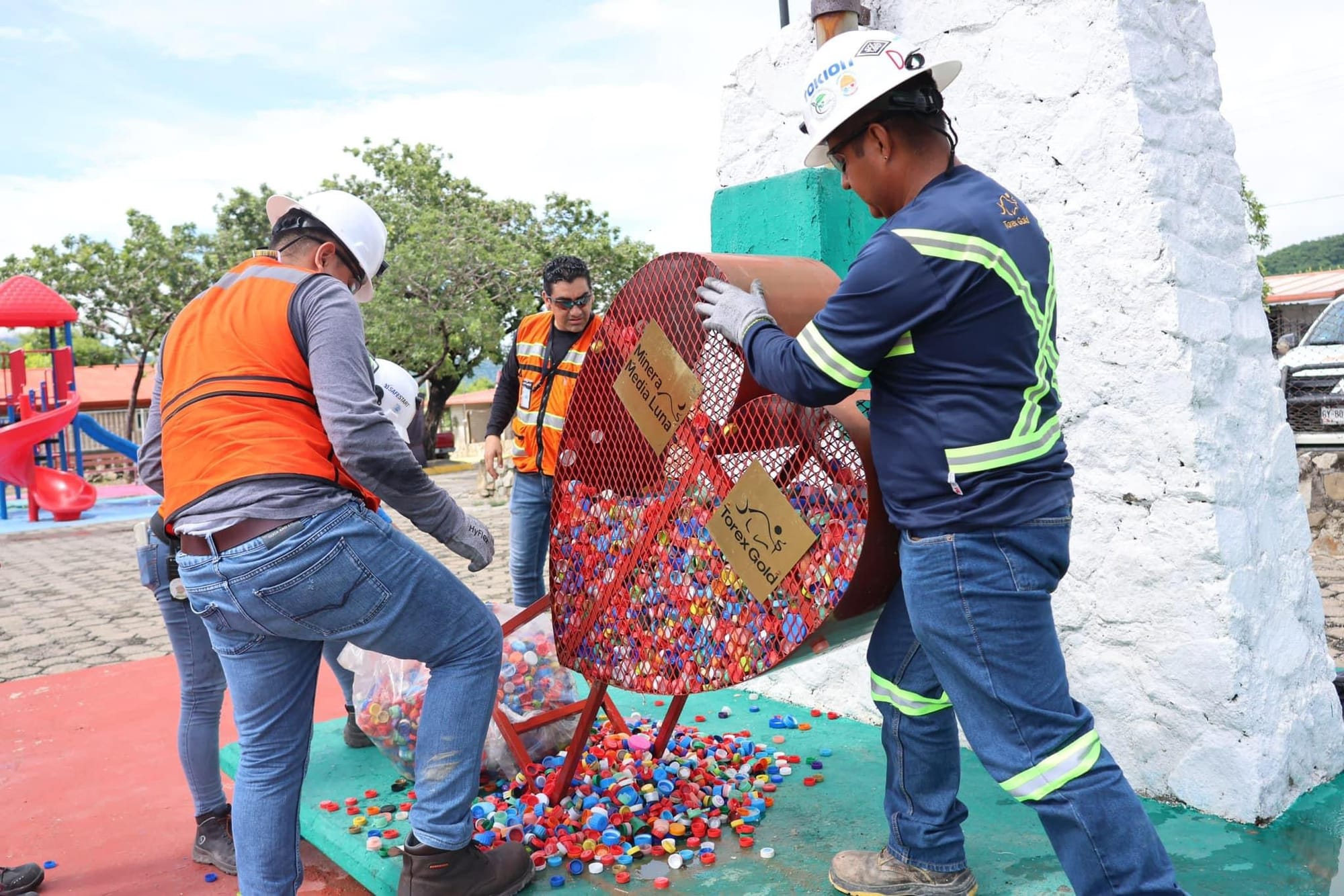 Dona Minera Media Luna 841 kilos de tapitas en apoyo a niños y adolescentes con cáncer