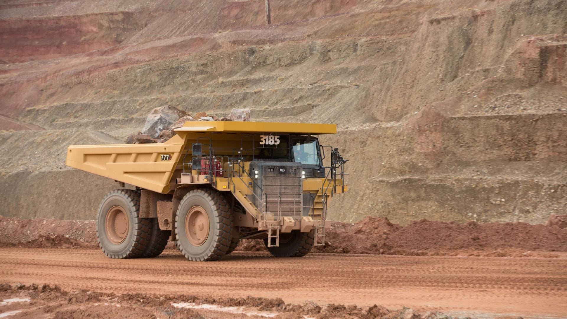 Caterpillar allana el camino para futuros avances tecnológicos con el lanzamiento del camión todoterreno autónomo Cat® 777 en Luck Stone Quarry