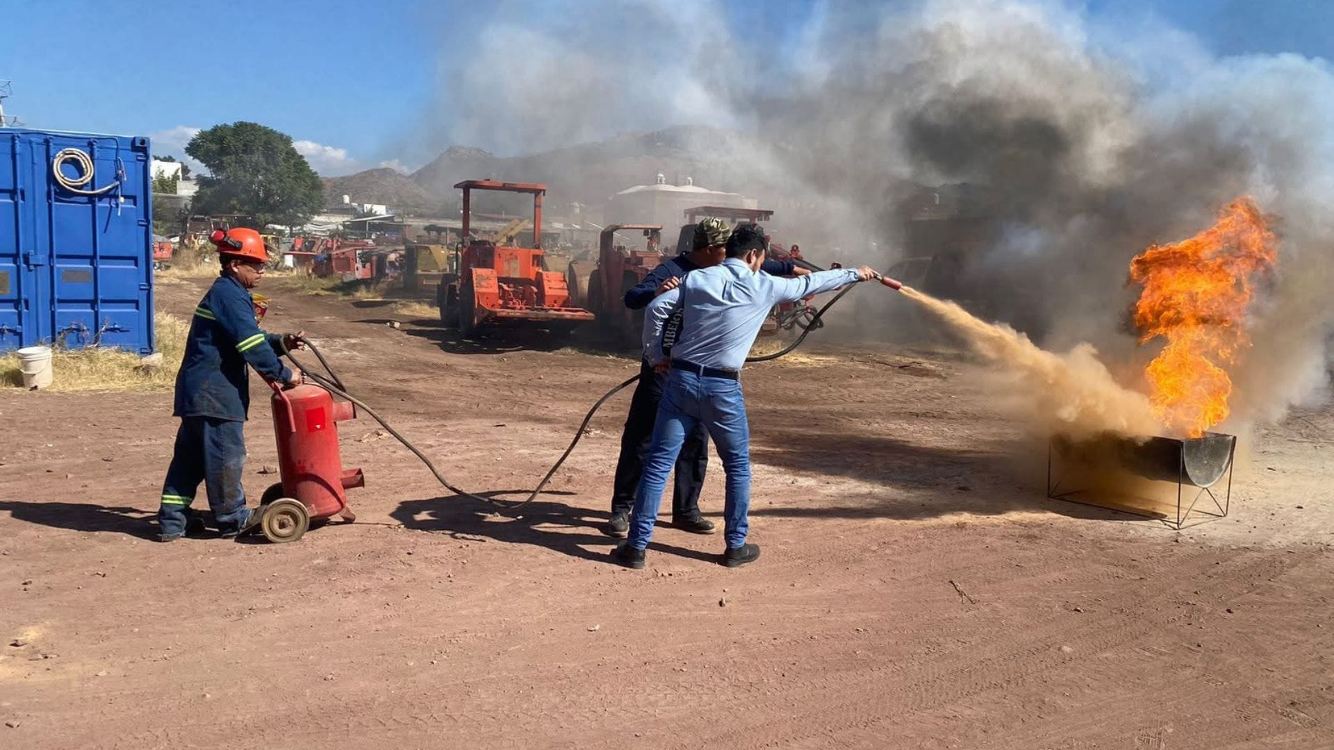 Capacitación en manejo de extintores fortalece la seguridad en La Cantera Desarrollos Mineros