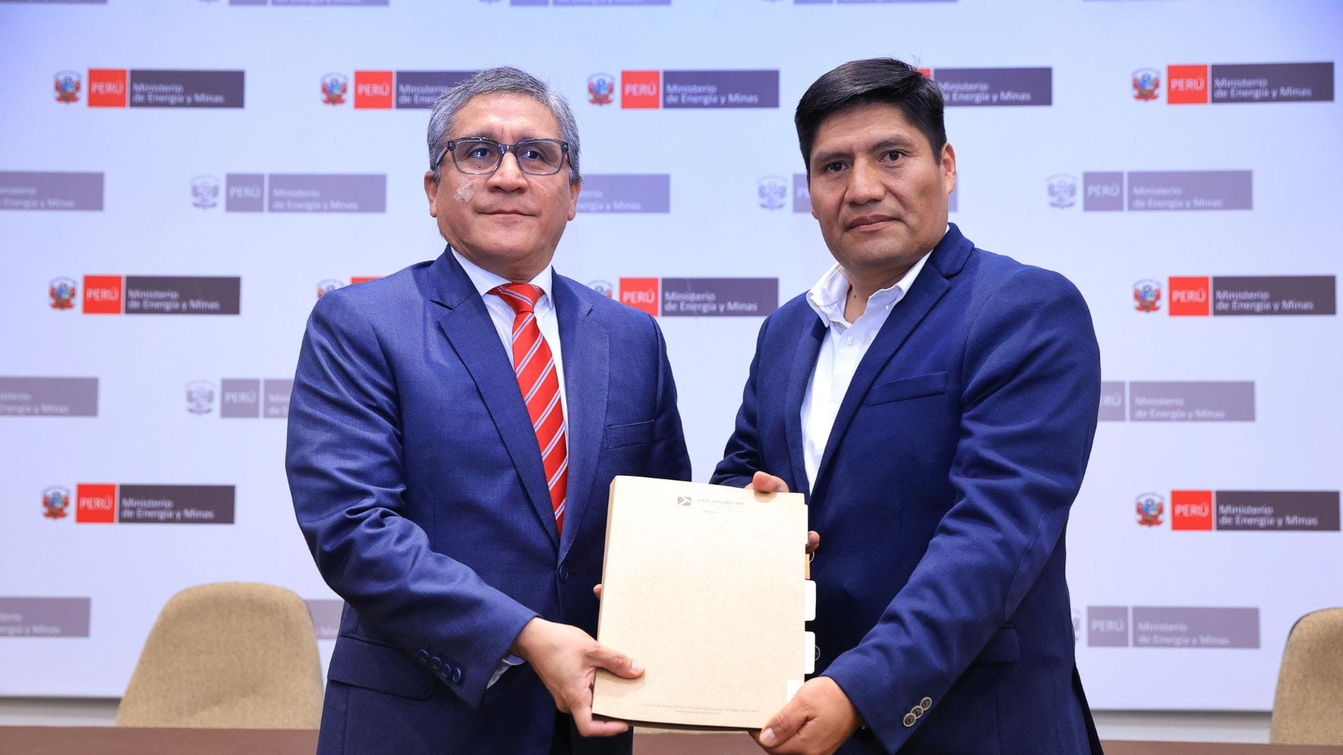 Pan American Silver Perú firma contratos con mineros artesanales de AMASBA en Shahuindo