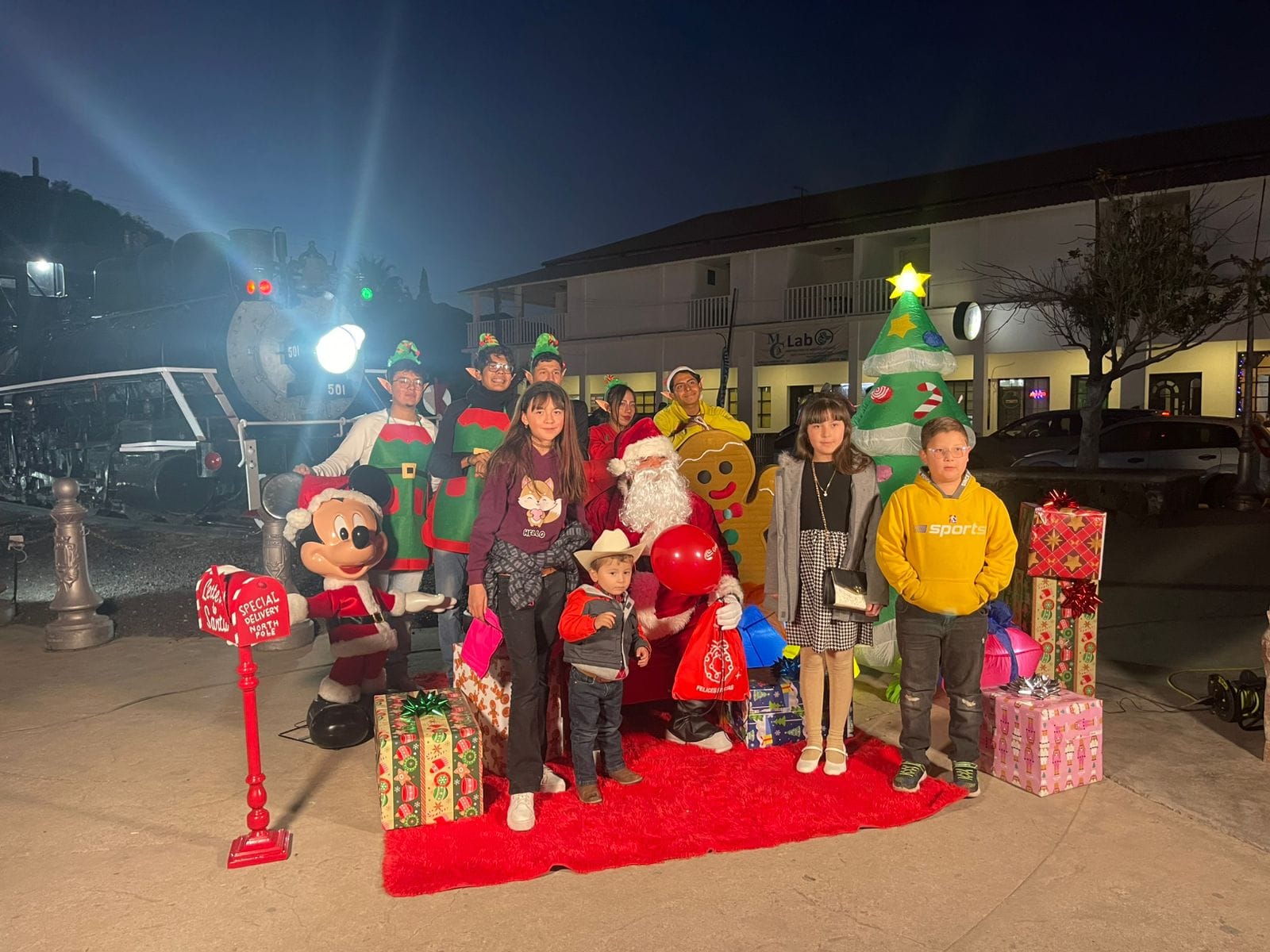 Grupo México lleva alegría navideña a las comunidades con el "Tren de Santa"