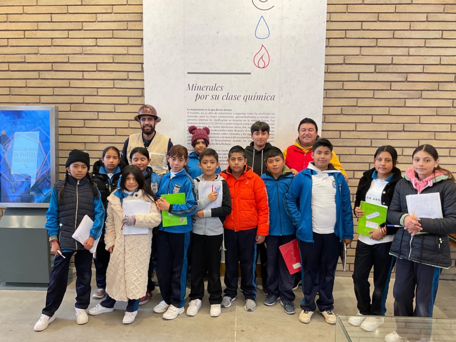 Estudiantes de primaria visitan exposición "La Piel de Nuestra Tierra" en Centro Cultural de Grupo México en Charcas