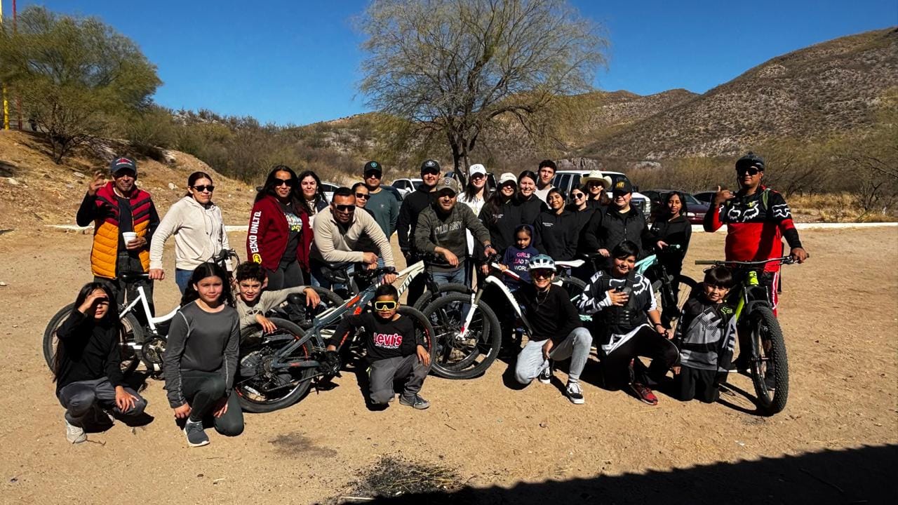 Voluntarios de Grupo México acondicionan pista de ciclismo en Nacozari