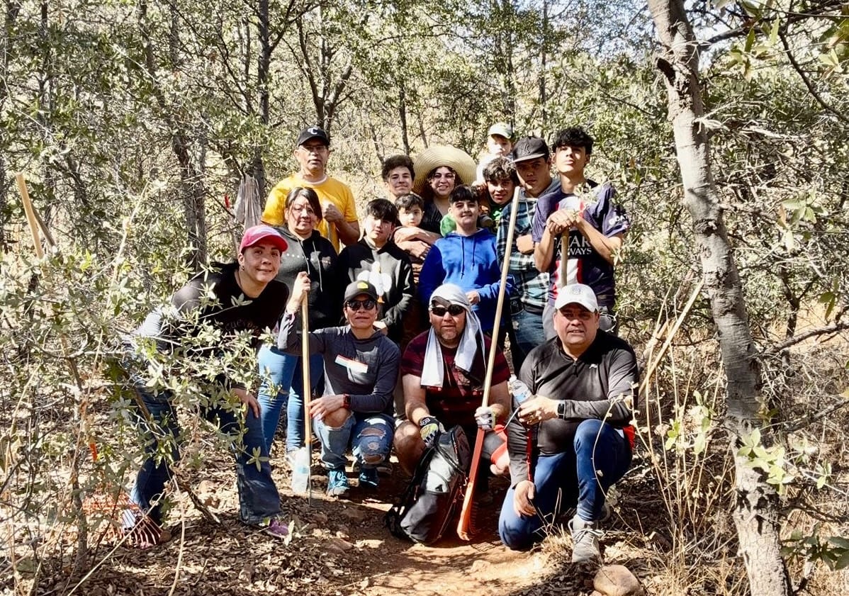 Escuela de ciclismo de Grupo México-AR Monex realiza jornada de limpieza en la pista del círculo en Cananea