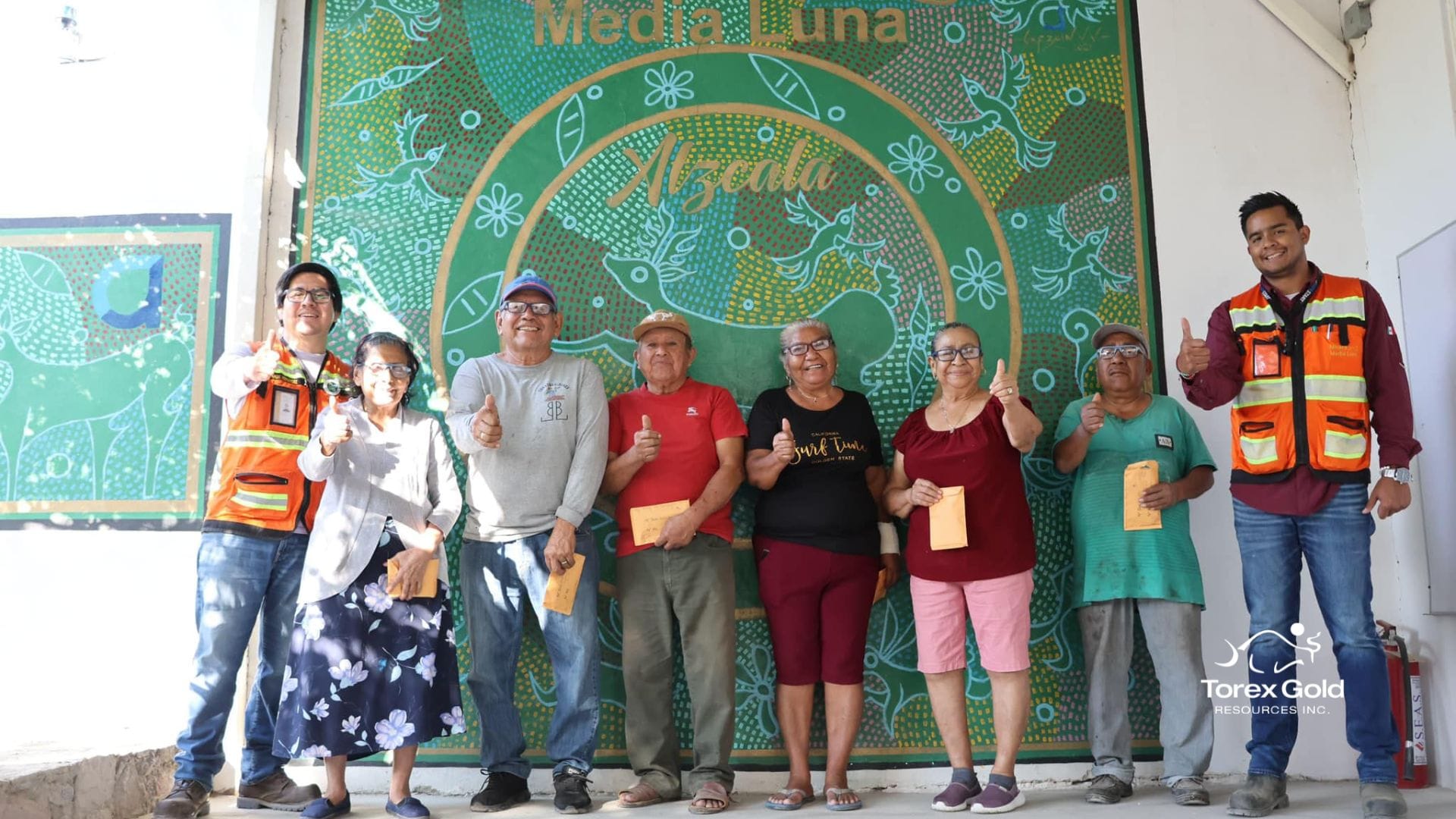 Minera Media Luna Entrega Lentes en Comunidades de Guerrero