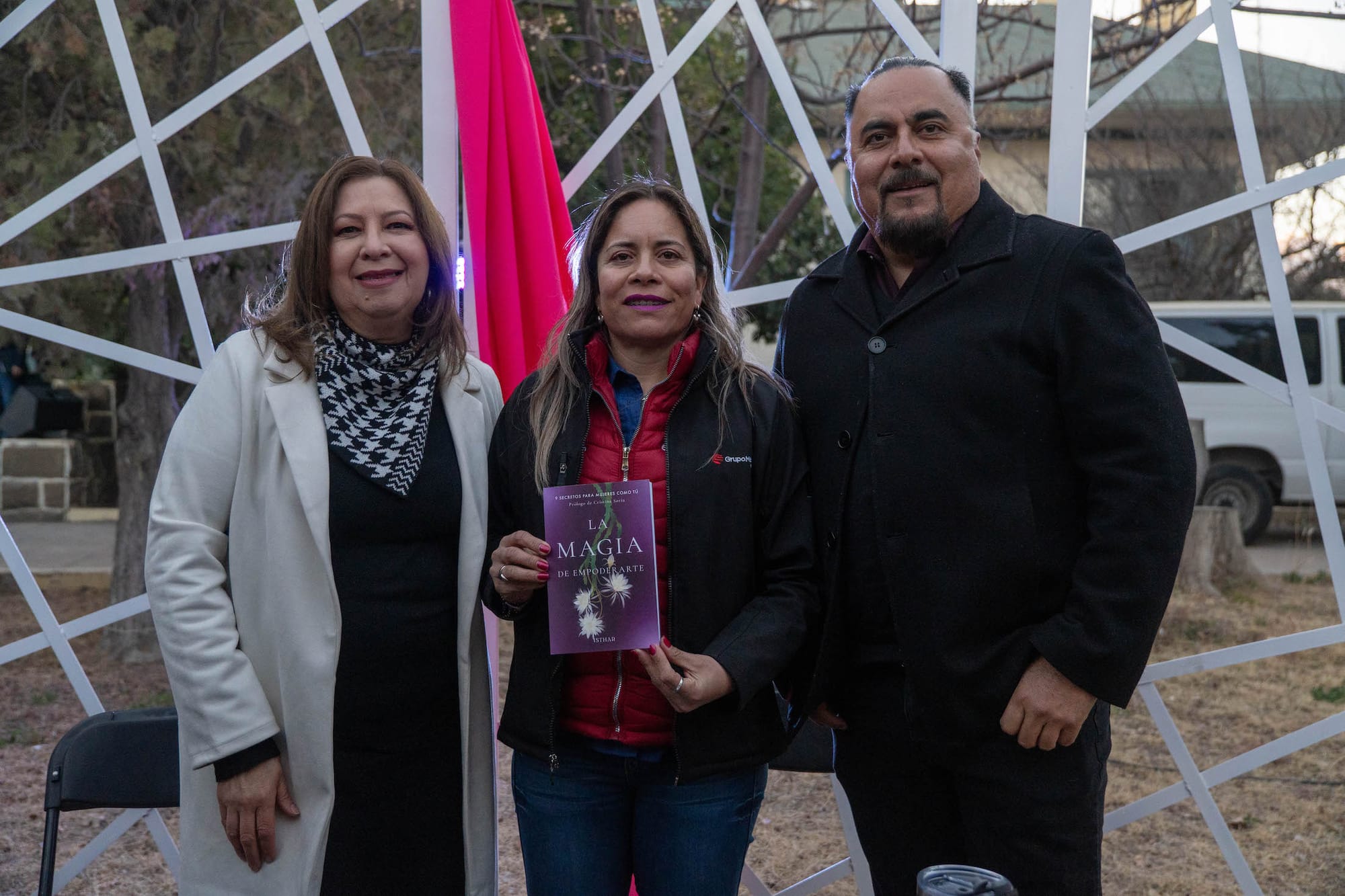 Presentan el libro La Magia de Empoderarte, en el marco de 'Voces y Versos', evento organizado por Grupo México