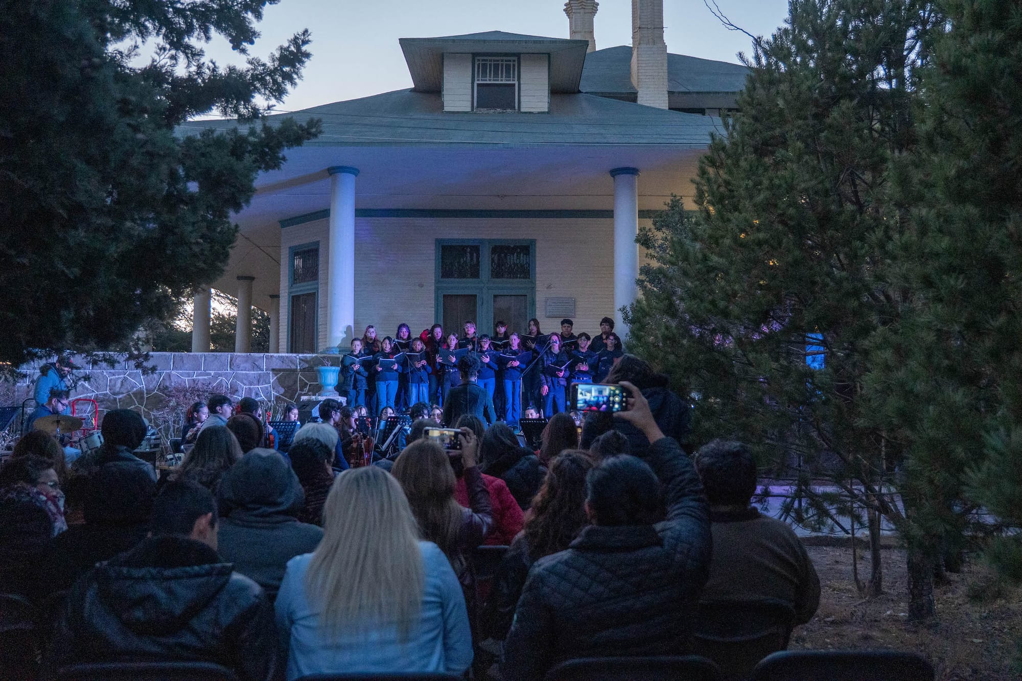 Presentan el libro La Magia de Empoderarte, en el marco de 'Voces y Versos', evento organizado por Grupo México