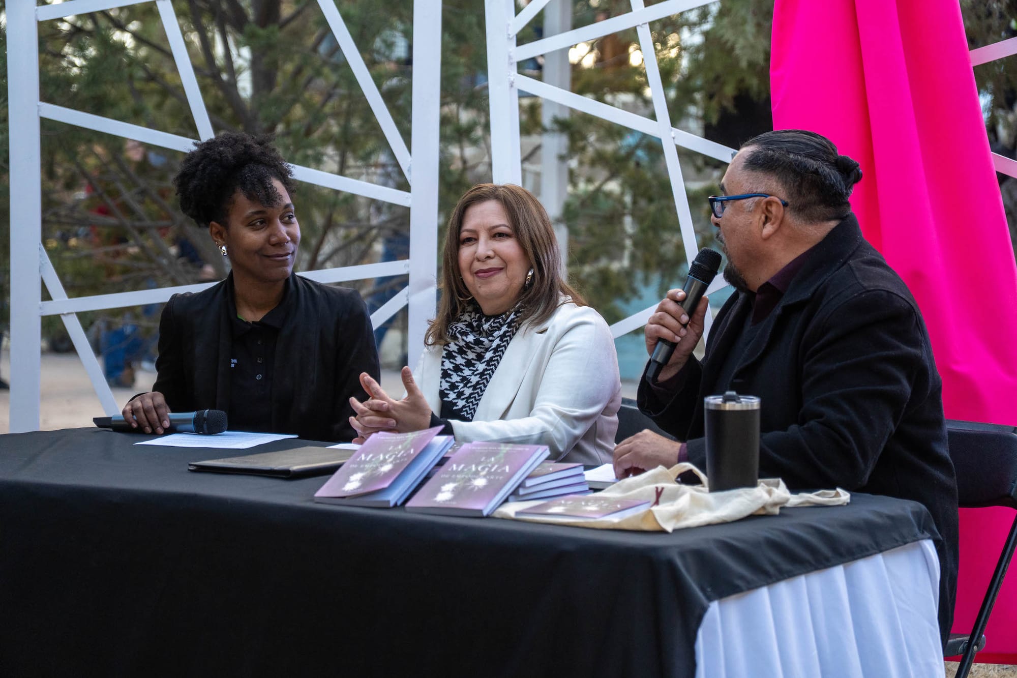 Presentan el libro La Magia de Empoderarte, en el marco de 'Voces y Versos', evento organizado por Grupo México