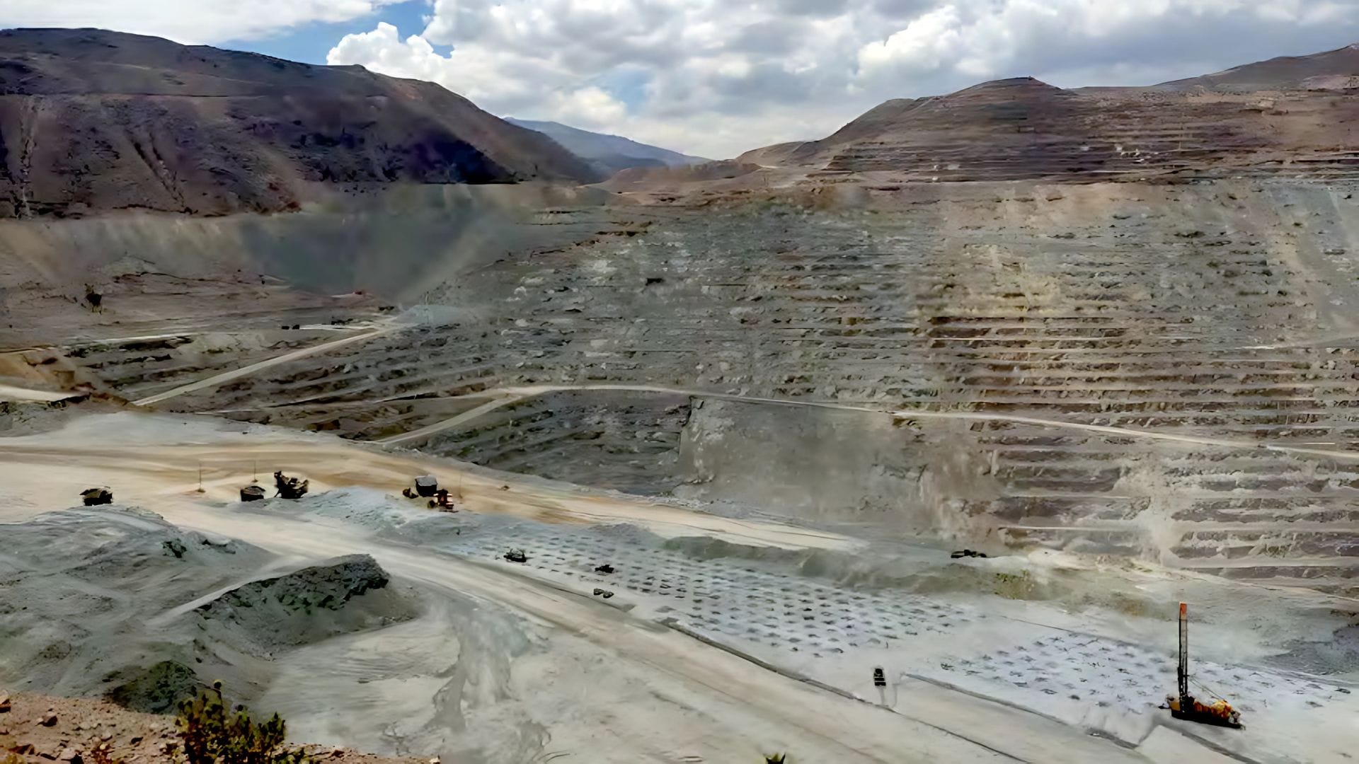 Atacan a trabajadores de Southern Copper, en Perú, al menos 20 heridos.