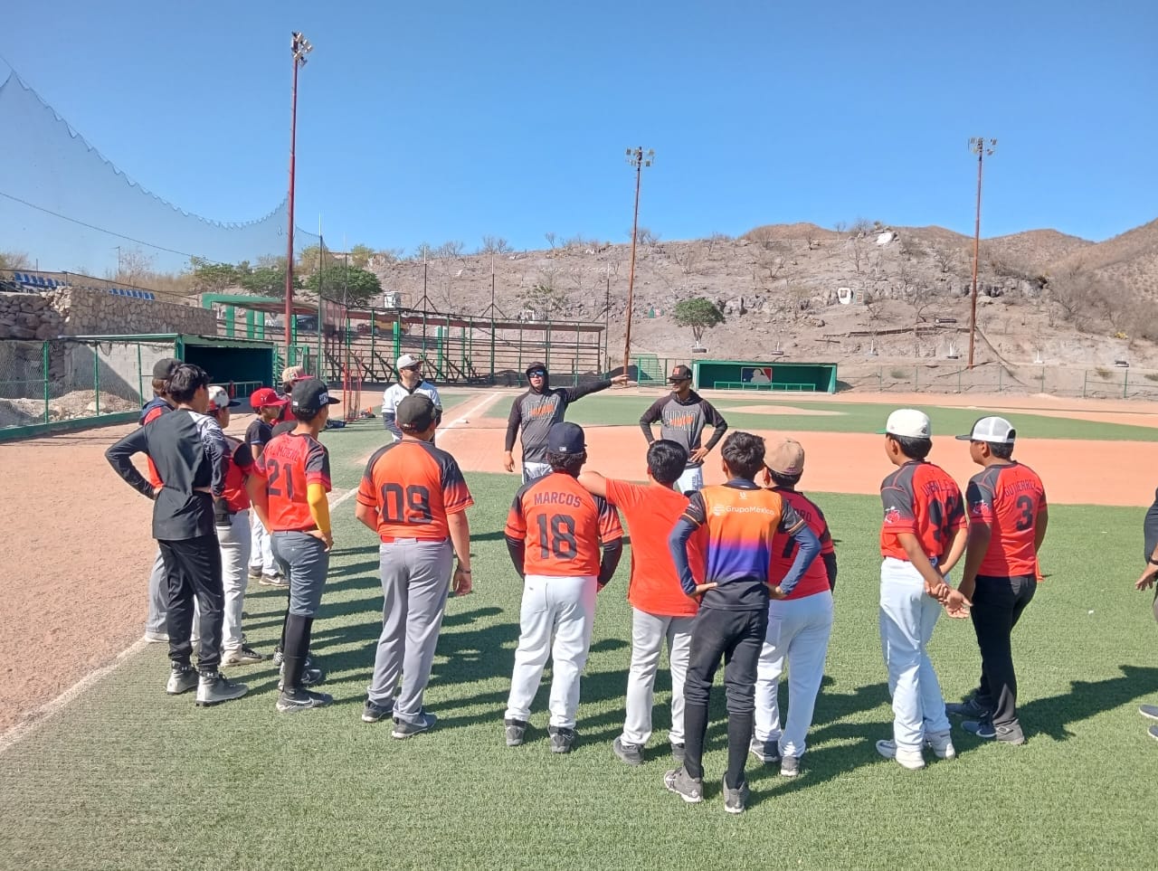 Entrenadores de Naranjeros realizan jornada técnica en comunidades mineras con la academia de beisbol de Grupo México